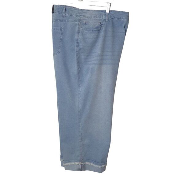 Baccini Womens Plus Capri Jeans 24W Light Blue Frayed Hem Denim Comfy Slimming - Picture 2 of 8